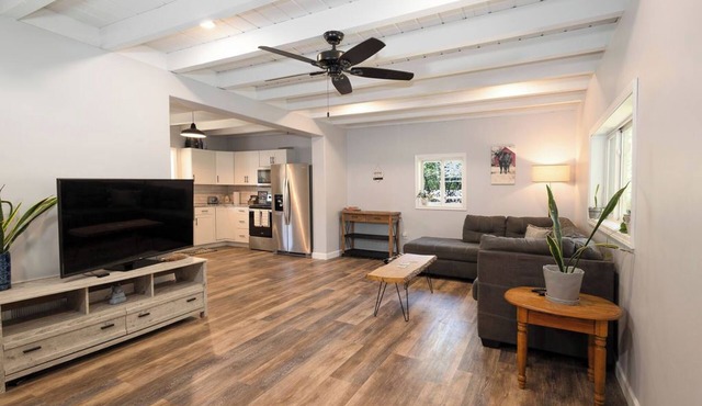 KSU Home + Rooftop Deck + 1 acre! 0.5 mile to Stadium Pet, family friendly