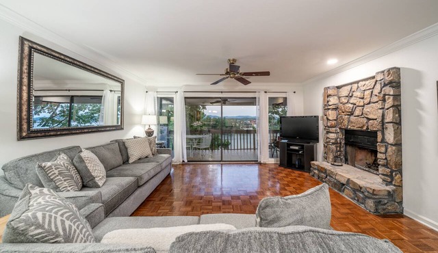 Lake Hamilton Condo - Sleeps 4, Pool, and Hot Tub!