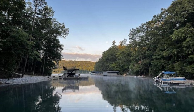 Lake House in Cove, Private Dock & Covered Slip, Sleeps 16 in Beds