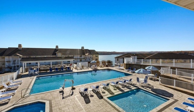 Lake of the Ozarks | Romantic Lake Escape | Pool + Lake