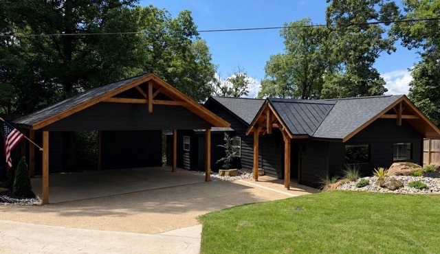 Lakefront Escape in Hot Springs 2BR/2BA, Hot Tub, Fireplace & Boat Slips
