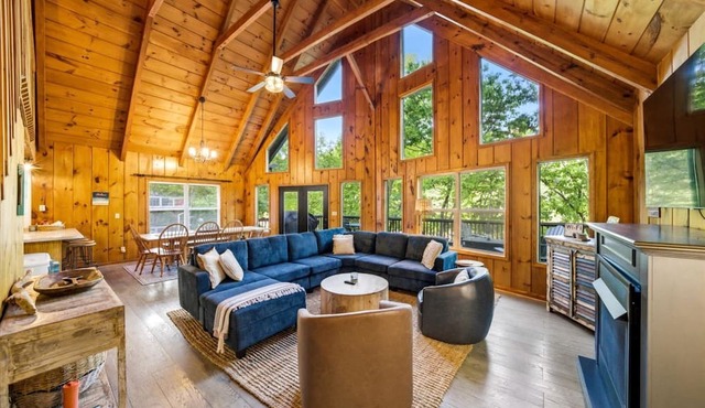 Lakefront Cabin with Hot-tub and Dock in Tennessee