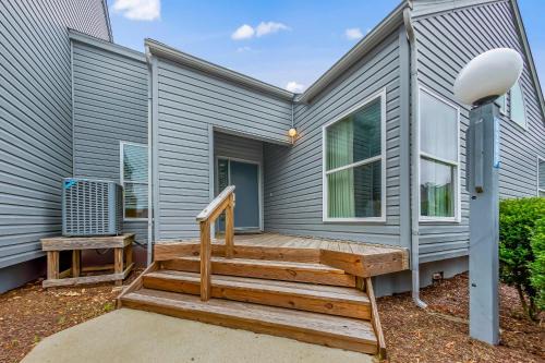 Lakefront Condo with Indoor & Outdoor Pools - New Bern