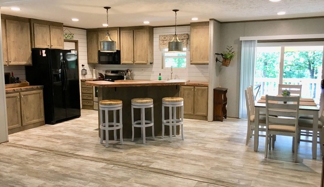 Lakehouse 1 block to lake with 4 bedrooms & 2 living areas, lg lakeview deck