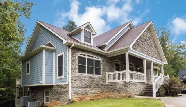Lakeside Hideaway 5BR lakefront home with hot tub, pools, pickleball, boat ramp