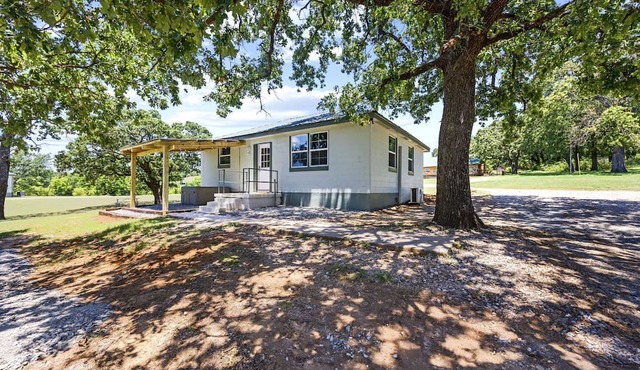Lakeside Nature Retreat: Private Cabin, Outdoor Jacuzzi, Stunning Views in Madill, Oklahoma