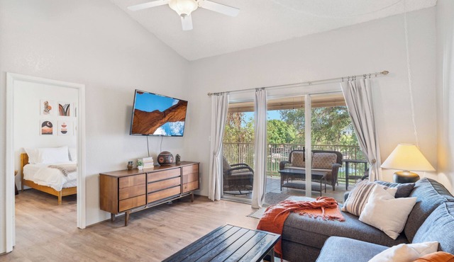 LAKEVIEW CONDO! Walking Paths, Pickleball, Pool/Spa