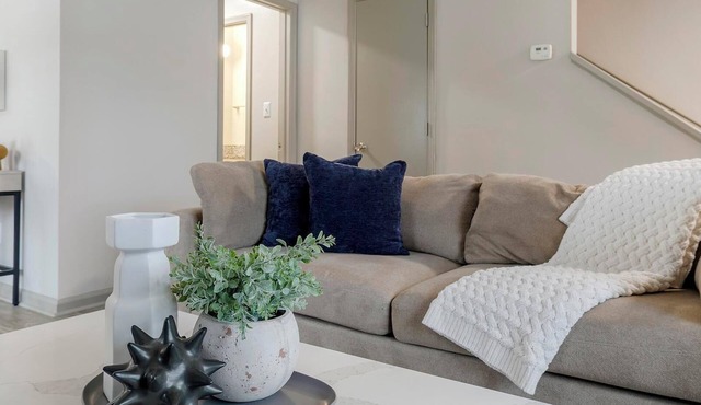 Landing | Beautiful 2BD, Tennis Court, Clubhouse