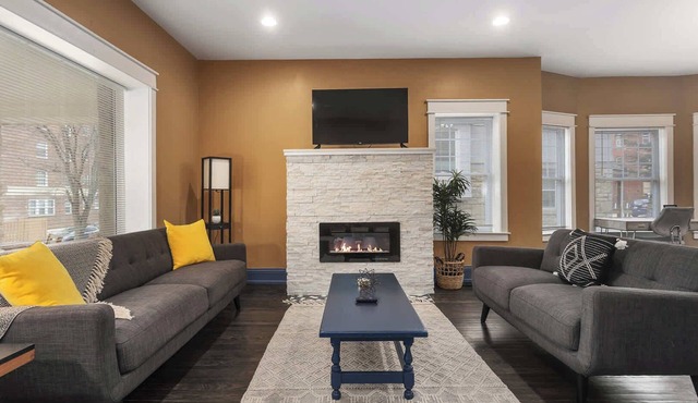 Large Home Sleeps 9 Near Plaza, MAJOR INTERNATIONAL SPORTING EVENT WC 26+Dogs Ok