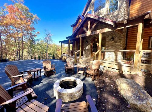 Lazy Bear Lodge (5-Bedroom Cabin) with Pool and Mountain in Walland, Tennessee