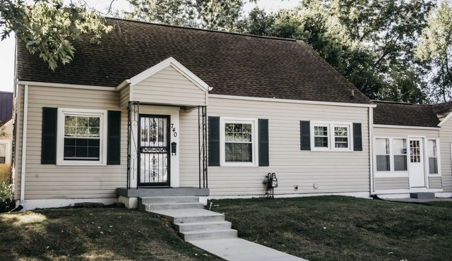 Less than a mile from KY Derby/Churchill Downs + Sleeps 8!