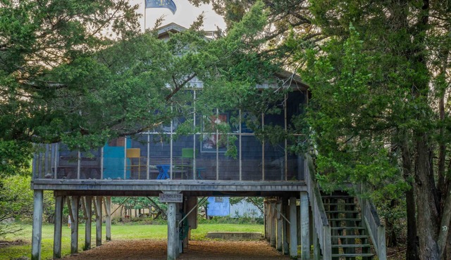 Lindley: Near restaurants, spacious screened porch, rooftop deck.