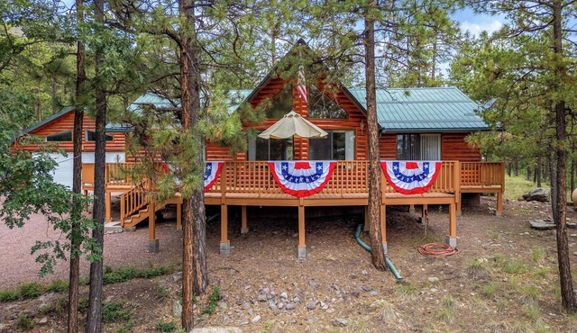 Little Bear in Alpine - surrounded by pine trees with a huge deck