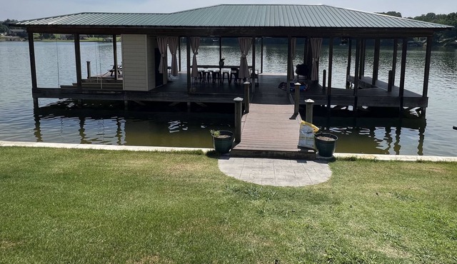 Little Farmhouse on Boone Lake