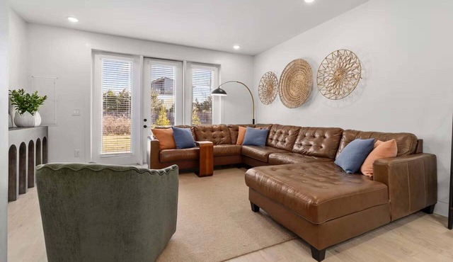 Lookout Living–Downtown Access–Sleeps 8