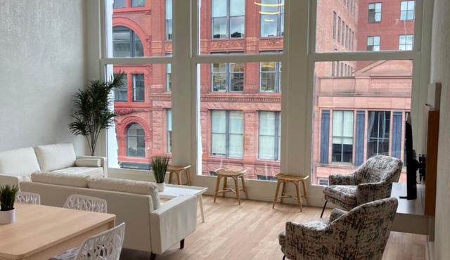 Lou-City Penthouse Suite! Savor Life with Hollyhock
