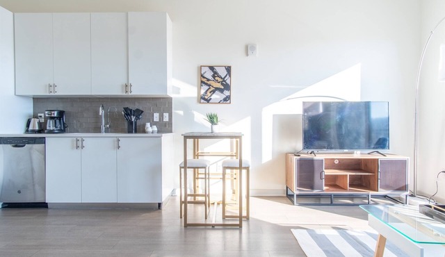 Luxe 1BR King *Free Garage Parking* | Pool + Gym B