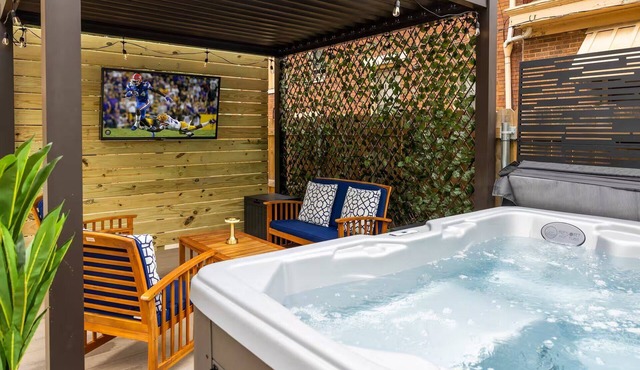 Luxe-Hot Tub-Game Room-Fire Pit-Big Yard-5 min to Downtown and OTR