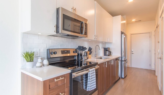Luxe Studio King Suite *Free Garage Parking* | Pool + Gym C