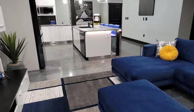Luxurious downtown rooftop condo c free ev charging for any type vehicle