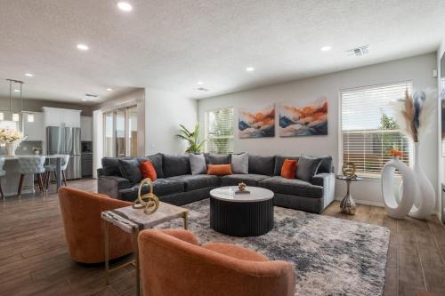 Luxury 5 BR Oasis Movie Room Fenced Yard