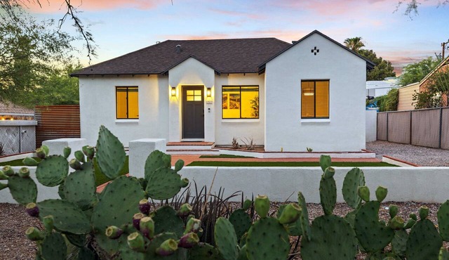 Luxury 5 BR Retreat. Sleeps 10+. Near U of A.