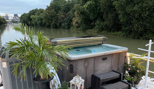 Luxury 5 stateroom 2 bath River Yacht w/hot tub <5 min from downtown Louisville!