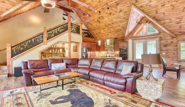 Luxury Newly Built Cabin, 4 King Suites, Sleeps 12 !