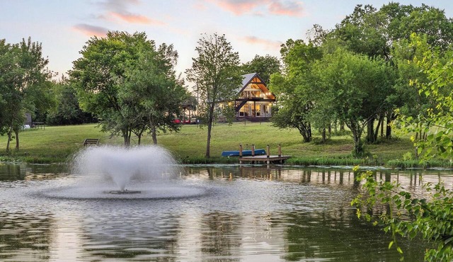 Luxury Ranch Retreat, Hot Tub, Private Fishing Pond, Longhorns, Sleeps 6