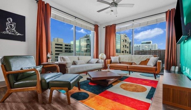 Mid-Century. Mins to Broadway. Parking. Gym. Pool