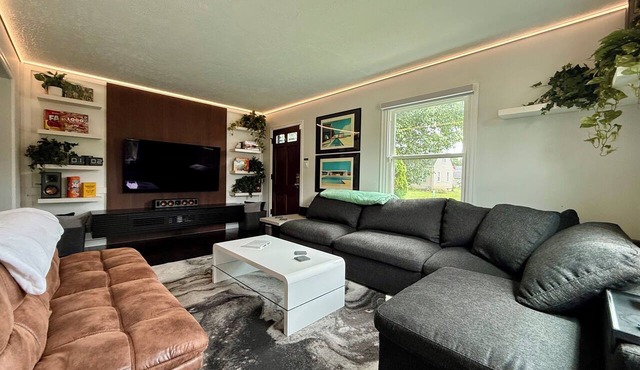 Mid-Century Modern Home 6 min from Louisville