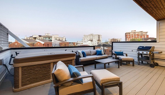 MIDTOWN LUXE - 2 PREMIUM TOWN HOMES - ROOFTOP HOT TUB