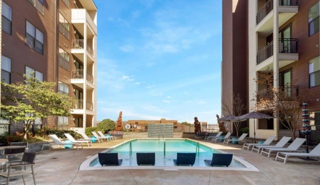 Midtown. Mins to Broadway. Pool. Gym. Parking.