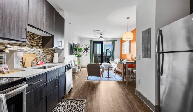 Midtown. Mins to Broadway. Parking. Pool. Gym