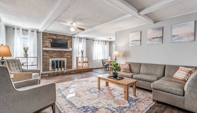 Mins from Parks, Hiking, & Dining- Brick Bungalow