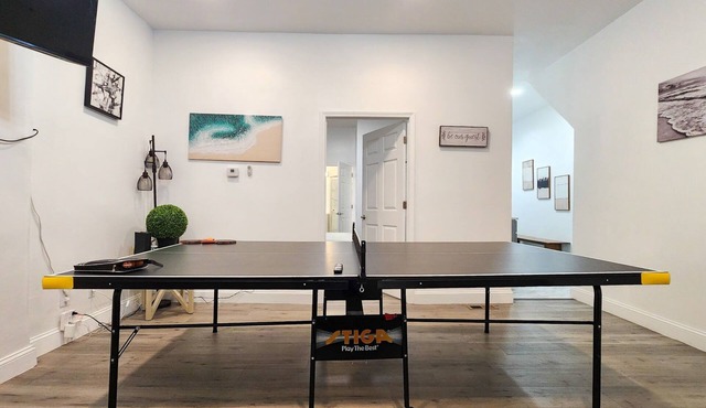 Minutes to Churchill Downs- Pingpong table and Foosball