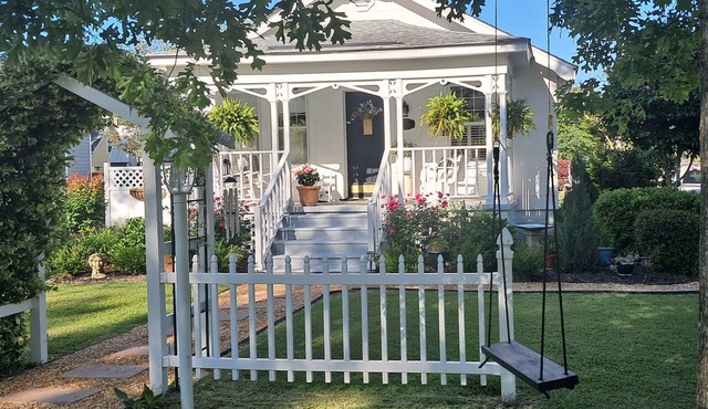 Miss Millie. Step back in time. Quaint 1915 cottage in beautiful Oriental