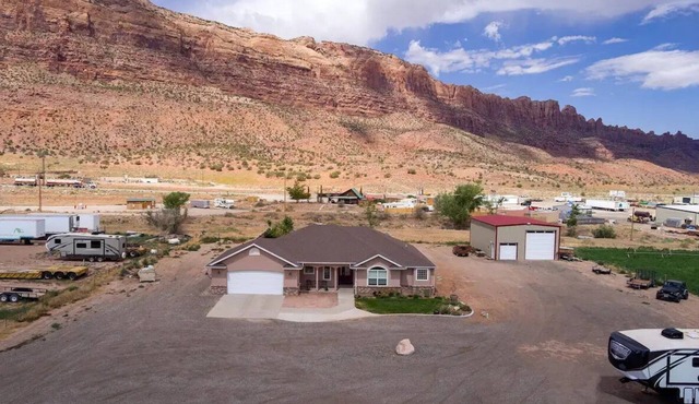 MO'ABventures Canyonlands National Park 9 beds 6 bath .7 acre Parking UTV'S