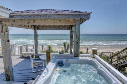Mo & Anita's - Oceanfront 5 Bedroom home with Hot Tub