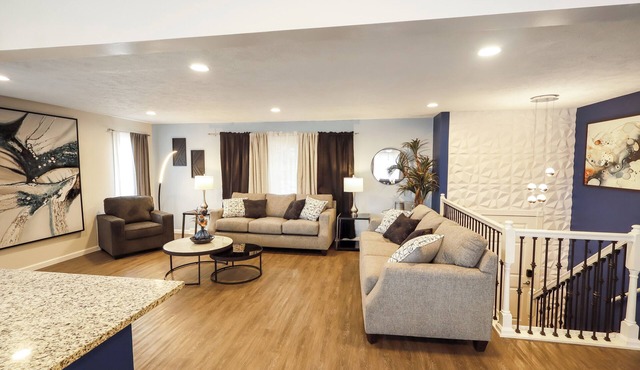 Modern 3BR Near Downtown, Garage, Fenced Yard, W/D, Pet-Friendly, 2 Gbps