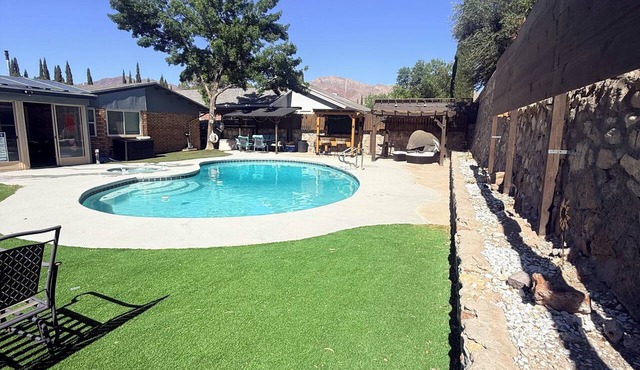Modern 5-bedroom house in the Westside with a heated pool & Game room. Sleeps 12