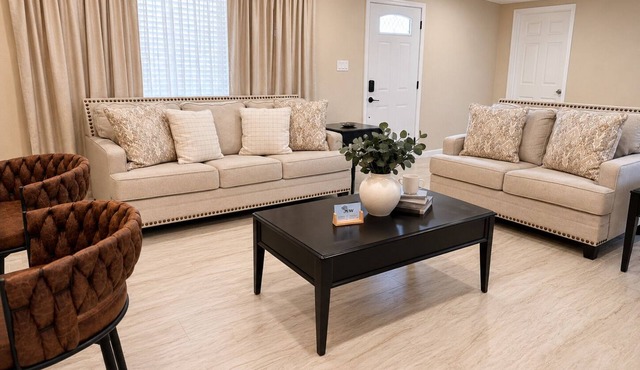 Modern Home, 3BR 2BA , Smart TV, Free Parking, Fast WiFi