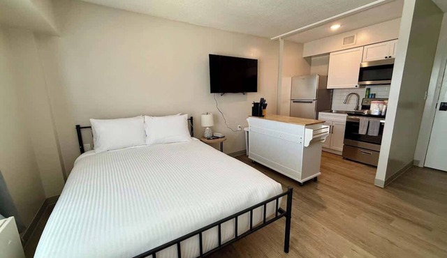 Modern Studio near Dining w/ Gym & Free Parking