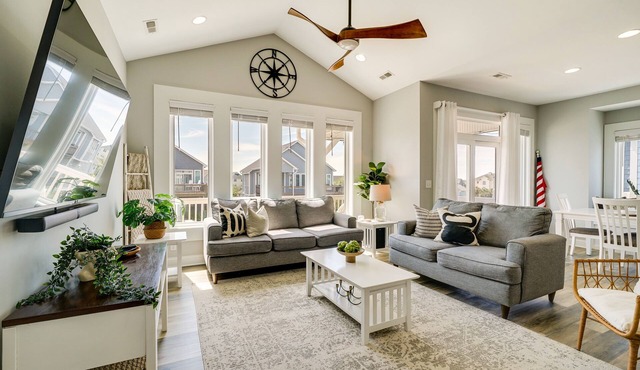 Modern Surf City Beach House w/Hot Tub!