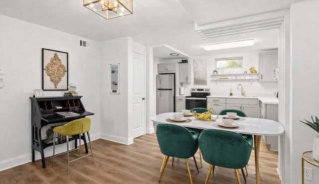 Modern unit near Churchill Downs and Expo Center!