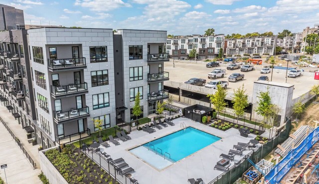 Modern West End Condo for 6, Shared Pool & Gym!