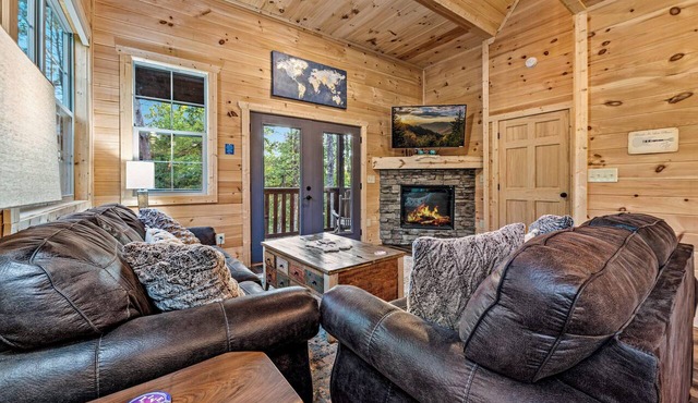 Moonrise Ridge — Scenic Smoky Mountain Cabin w/Hot Tub & Firepit
