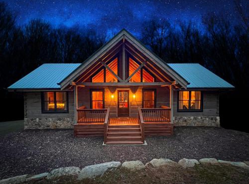 Mountain Hideaway - Hot Tub, Fire Pit, Close to Town