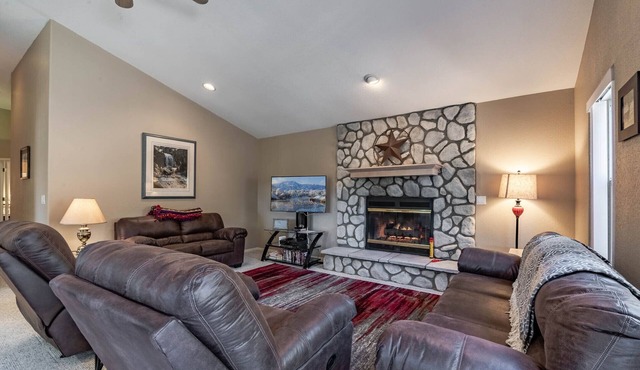My Happy Place | Hot Tub, Fireplace, Jetted Tub!