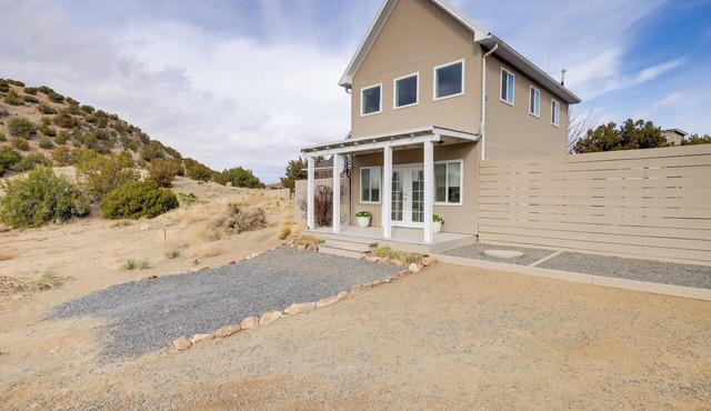 Near Hiking: Dog-Friendly Studio in Los Cerrillos